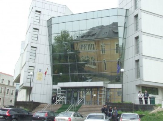 Lăsaţi în libertate: s-au plimbat cu mortul în braţe, să ascundă un furt